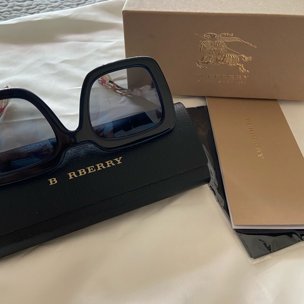 Authentic Burberry polarized sunglasses. - Picture 7 of 10